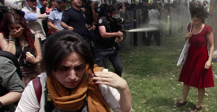 ‘Kırmızılı kadın’a gaz sıkan polise hapis ve fidan dikme cezası