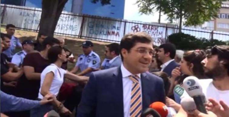 Beşiktaş Belediyesi Başkanı korumaları ve zabıtalarıyla parkın talanı için halka saldırdı