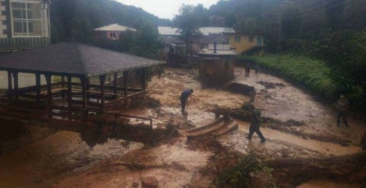 Rize Fındıklı’da sel ve heyelan nedeniyle köy yolları kapandı, bir çocuk kayıp